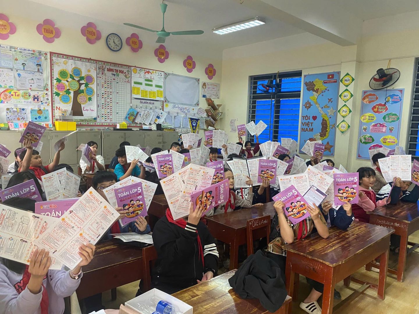 Combo Sách + Túi + Thiệp Cho Học Sinh Lớp 2 – Quà Tặng Cuối Năm Cho Cả Lớp l Sách tham khảo KioBook